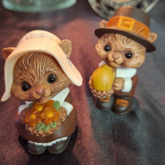 Vintage Hallmark salt pepper shakers Thanksgiving chipmunk pilgrims pair - Picture 2 of 12